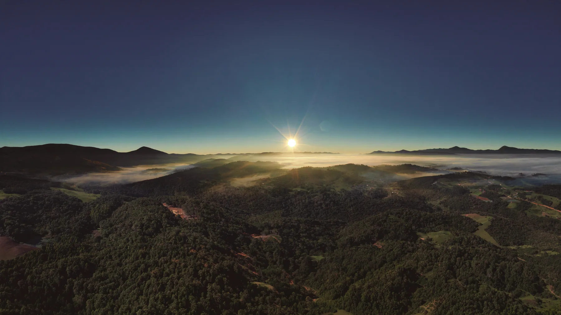 Vale e montanhas vistos do Vista Tangará