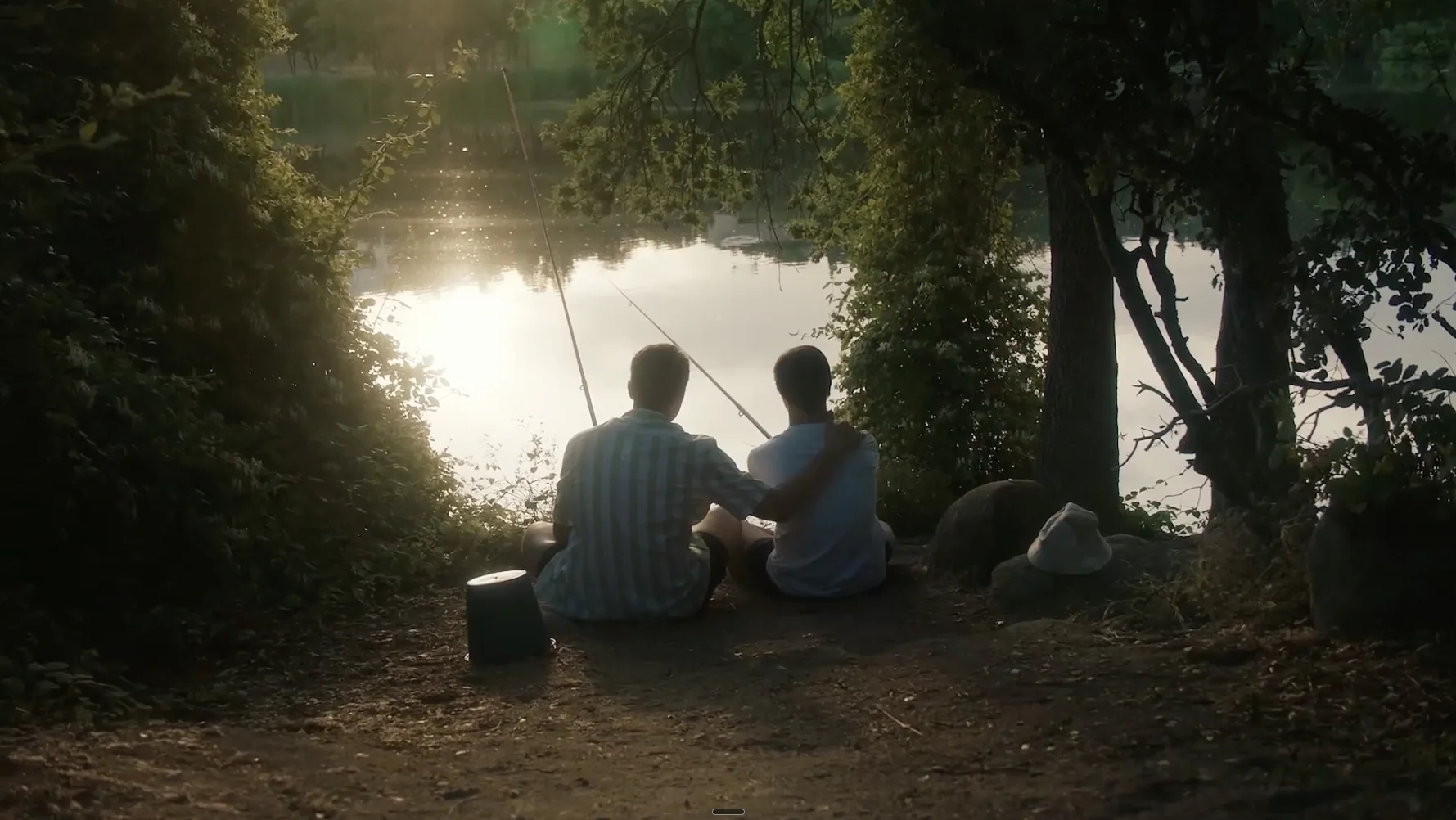 Pai e filho pescando juntos em meio à natureza